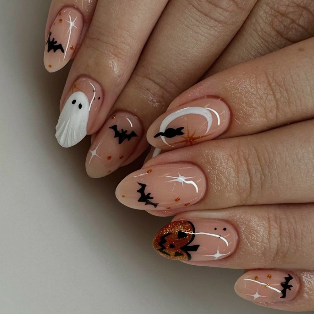 Nail Art Press On - 24枚入り シンプルアーモンド型付け爪 キュートな白いゴーストコウモリデコレーション つけ爪 繰り返し使える スパイシーでクールなハロウィンフェイクネイルチップ