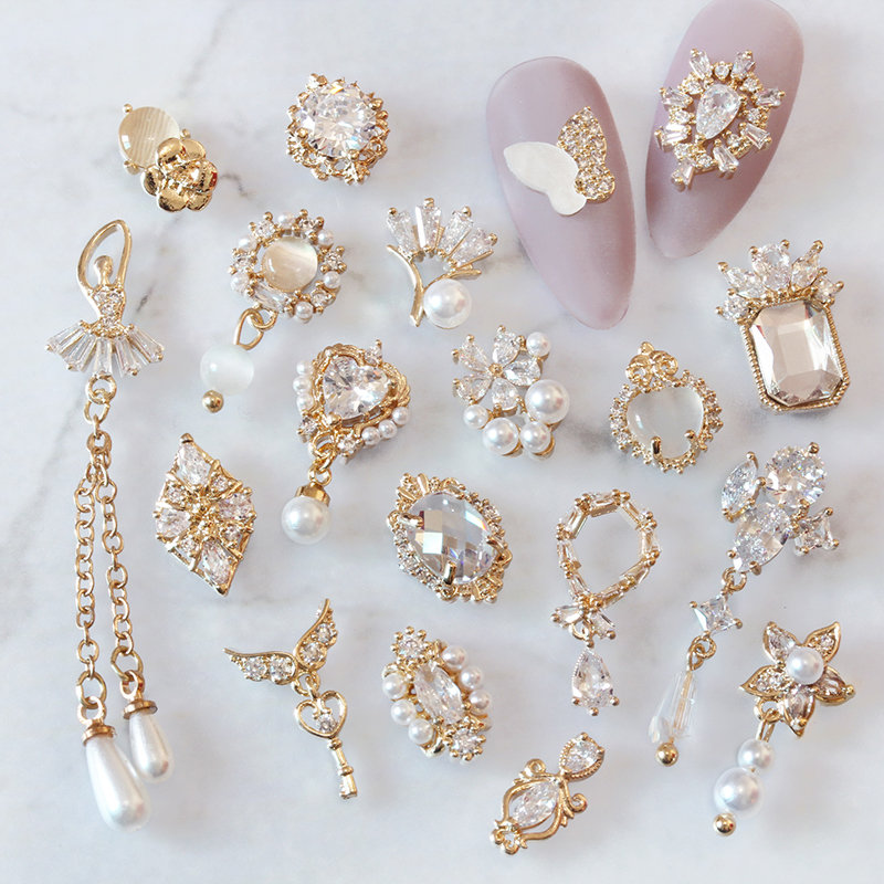 Nail Art Valentines Day - 4 ピース/ロット愛ローズ蝶ペンダント 3D 合金ネイルアートジルコンパール金属マニキュア爪アクセサリー DIY ネイルデコレーションチャーム
