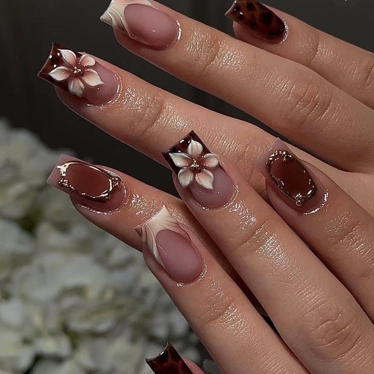 Nail Art Press On - 女性用ショートスクエアフェイクネイル、ガールズファッションブラウンレオパード柄、3Dエンボスフラワーボウフレーム付きプレスオンアクリルつけ爪