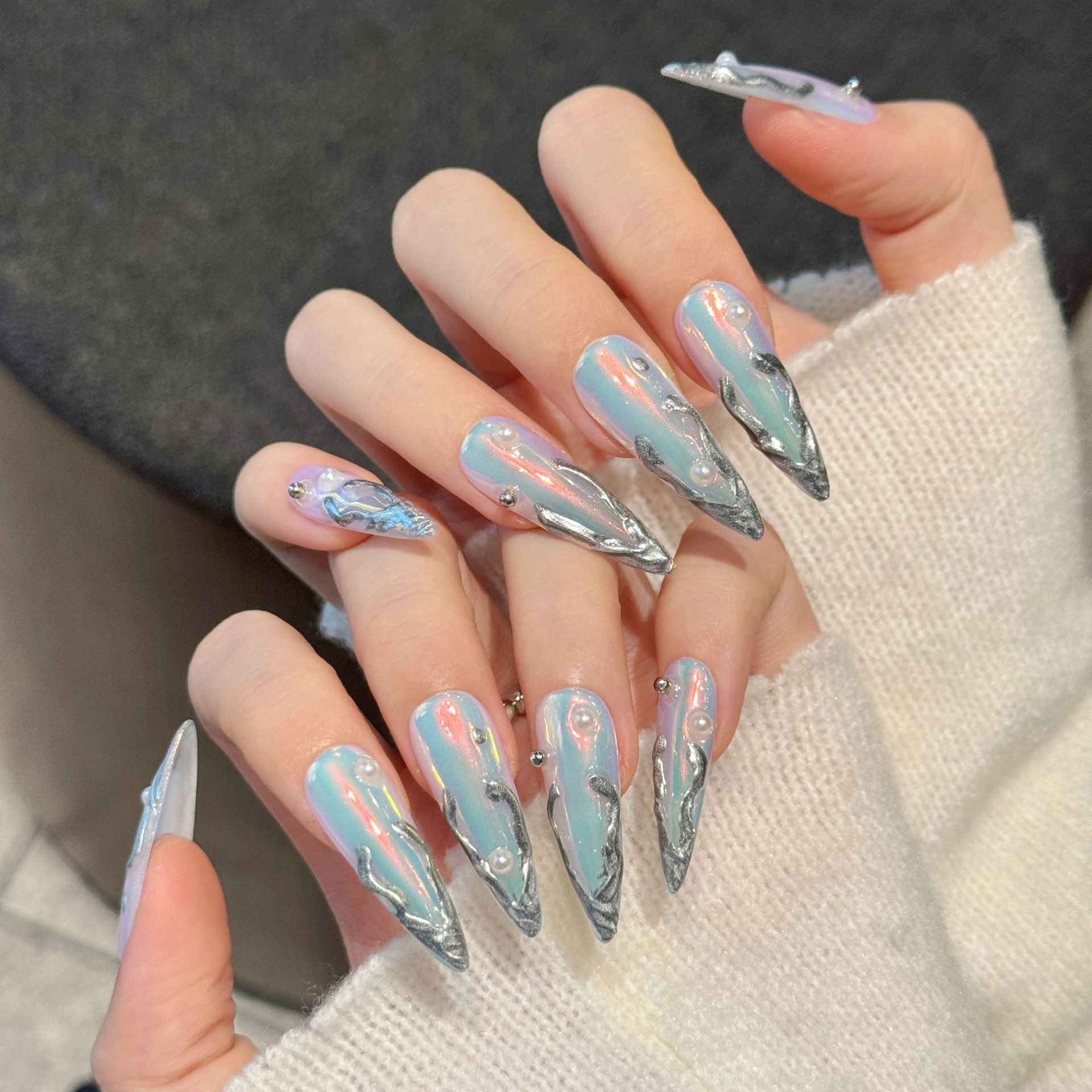 10個入り シルバーオーロラ ロングスティレット フェイクネ - Nail Art Press On のレビューと価格