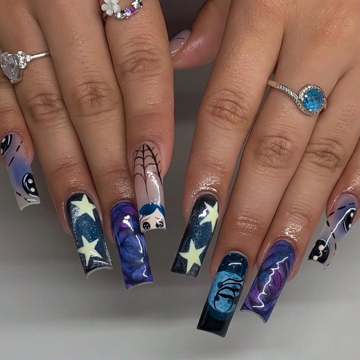 取り外し可能な落書きの偽の爪,長い棺の爪,光沢のある青い蜘蛛 - Nail Art Press On のレビューと価格